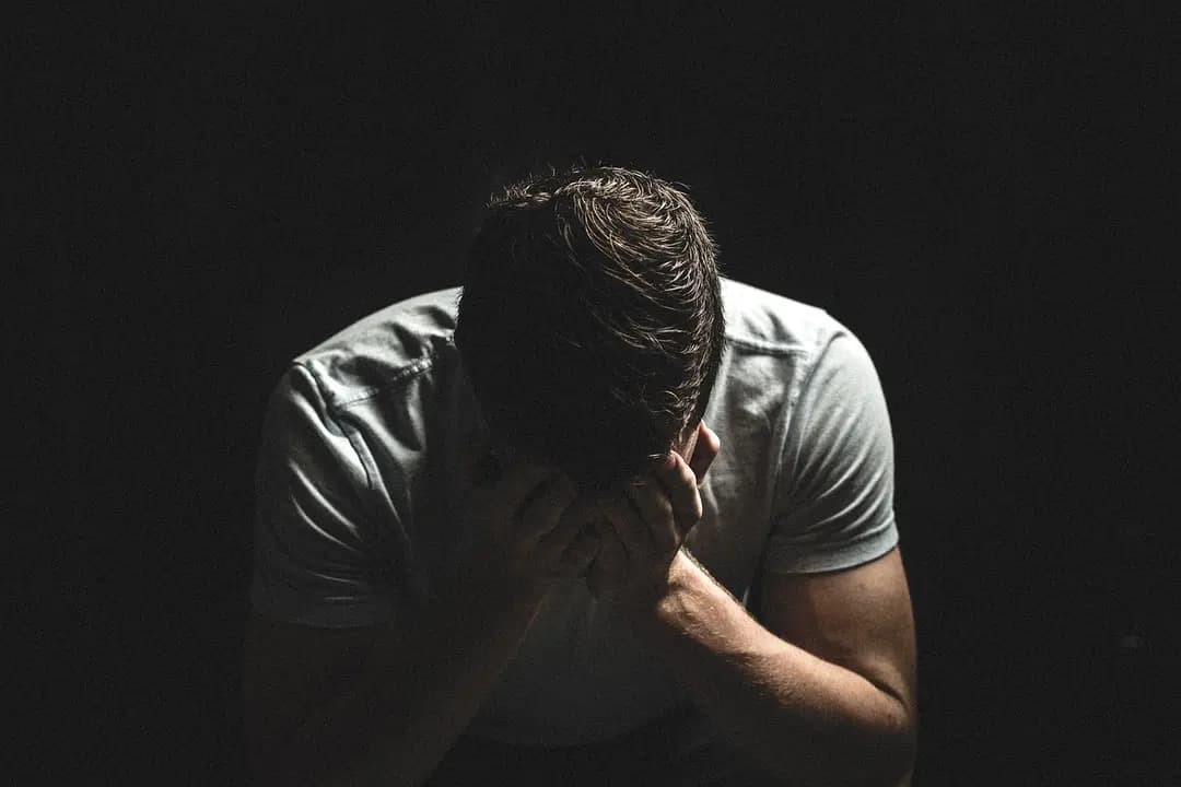 Dietro una persona piena di rabbia